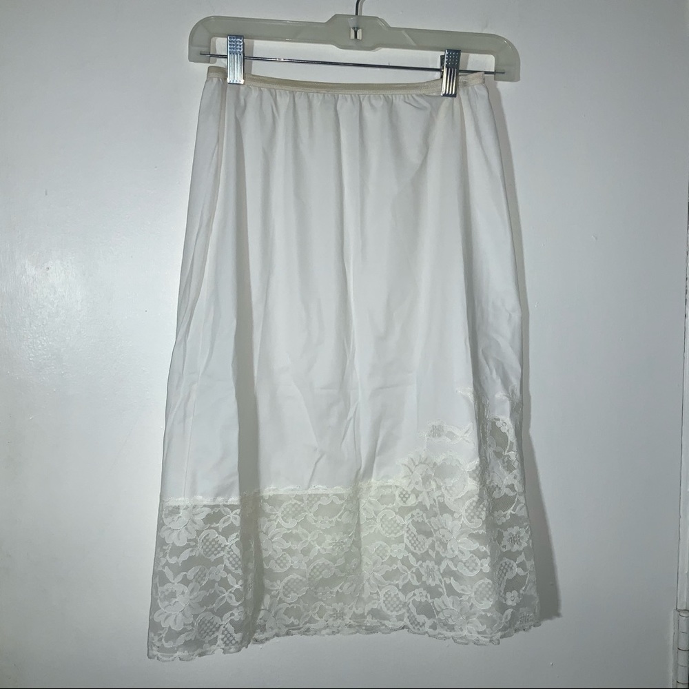VINTAGE HALF SLIP WHITE WITH PRETTY APPLIQUÉ M✅